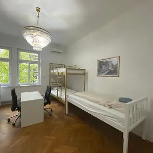 Miklosiceva Ostello